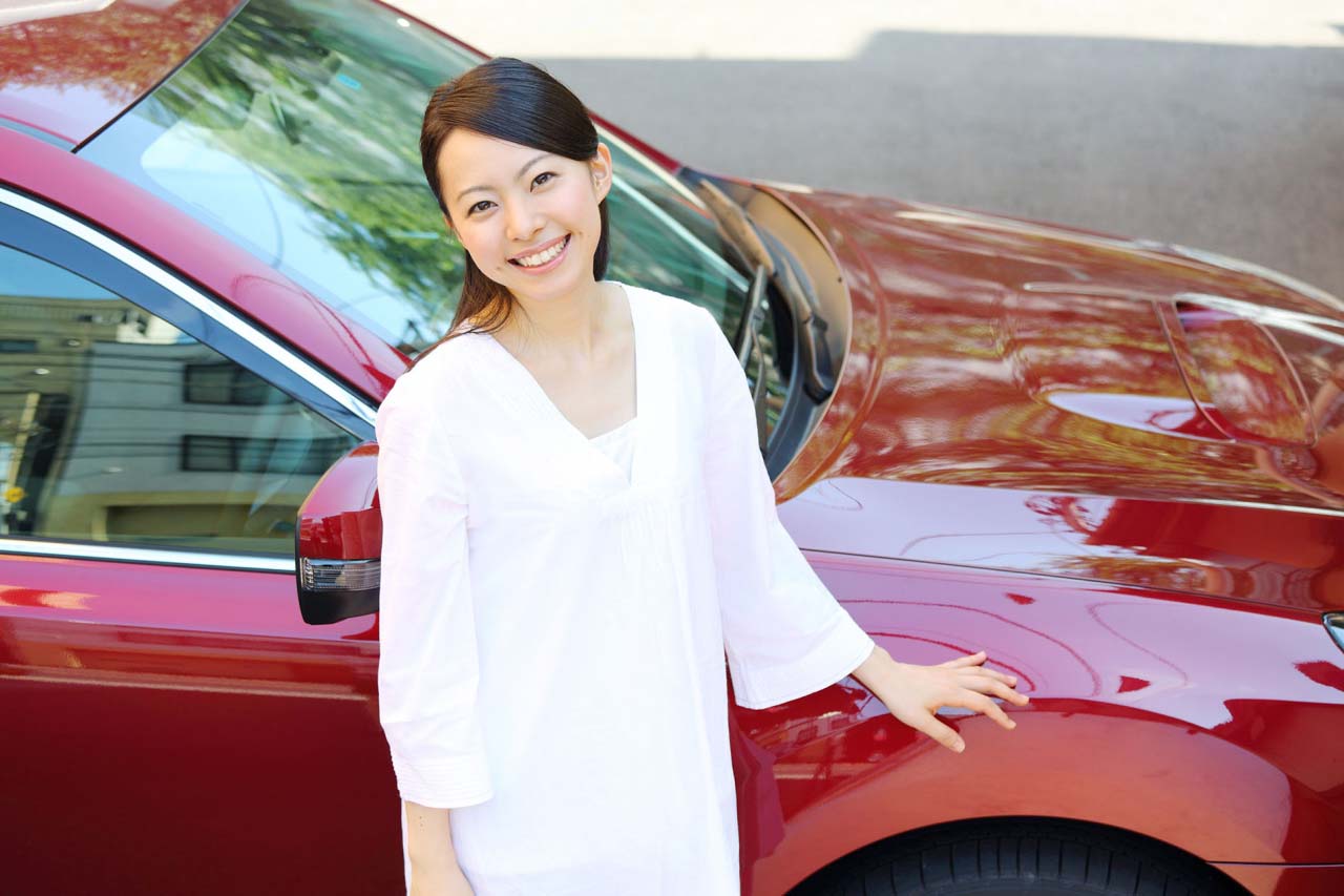 お引き渡し画像（女性と車）